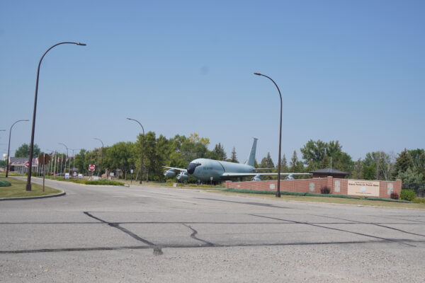 Căn cứ Không quân Grand Forks nằm cách thành phố Grand Fork khoảng 12 dặm, ở North Dakota. Các cư dân đã tổ chức biểu tình để phản đối việc đầu tư vào nhà máy bắp của một công ty Trung Quốc nổi tiếng là có liên hệ với Đảng Cộng sản Trung Quốc thông qua chủ tịch của công ty này. (Ảnh: Allan Stein/The Epoch Times)