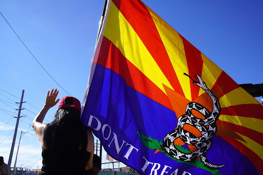 Cuộc tập hợp cầu nguyện ở Arizona bị giám sát khi các thành viên tụ tập ở ‘Khu vực Tự do ngôn luận’