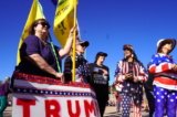Những người biểu tình tại một cuộc biểu tình ngồi để kêu gọi một cuộc bầu cử giữa nhiệm kỳ mới ở Quận Maricopa, Arizona, giương cao các biểu ngữ và cờ để thể hiện sự ủng hộ của mình, hôm 25/11/2022. (Ảnh: Allan Stein/The Epoch Times)