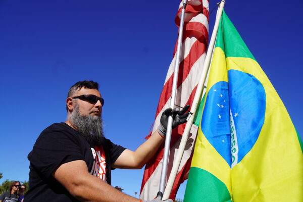 Ông Erich, một cư dân Arizona, cầm lá cờ Hoa Kỳ và Brazil tại một cuộc tập hợp yêu cầu một cuộc bầu cử giữa kỳ mới ở Phoenix, Arizona, hôm 25/11/2022. (Ảnh: Allan Stein/The Epoch Times)