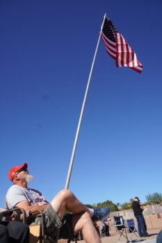 Ông David Stokes ở Phoenix giương một cây cờ thật cao tại một cuộc biểu tình kêu gọi một cuộc bầu cử giữa nhiệm kỳ mới ở Phoenix, hôm 25/11. (Ảnh: Allan Stein/The Epoch Times)