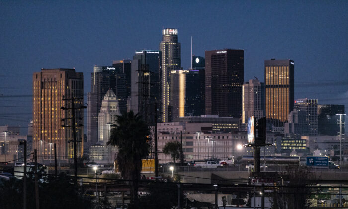 Công ty của tỷ phú Trung Quốc hối lộ hơn 1 triệu USD cho ủy viên hội đồng Los Angeles