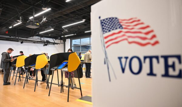 Người dân bỏ các lá phiếu vào máy bỏ phiếu điện tử cho cuộc bầu cử giữa kỳ trong đợt bỏ phiếu sớm trước Ngày Bầu Cử bên trong một trung tâm bỏ phiếu tại Bảo tàng Hammer ở Los Angeles, hôm 07/11/2022. (Ảnh: Patrick T. Fallon/AFP qua Getty Images)