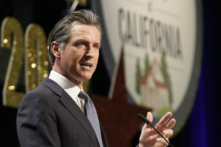 Thống đốc California Gavin Newsom nói tại Ngày Lập Pháp của Hiệp hội Môi giới Địa ốc California ở Sacramento, California, hôm 27/04/2022. (Ảnh: Rich Pedroncelli/Ảnh AP)