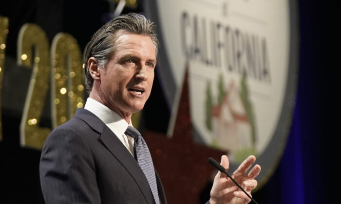 Thống đốc California Gavin Newsom nói tại Ngày Lập Pháp của Hiệp hội Môi giới Địa ốc California ở Sacramento, California, hôm 27/04/2022. (Ảnh: Rich Pedroncelli/Ảnh AP)