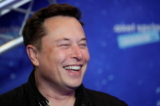 Chủ sở hữu SpaceX và Giám đốc điều hành Tesla Elon Musk cười tươi khi xuất hiện trên thảm đỏ tại lễ trao giải Axel Springer Awards, ở Berlin, ngày 01/12/2020. (Ảnh: Hannibal Hanschke/AFP qua Getty Images)