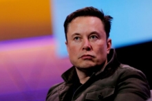 Ông chủ SpaceX và Giám đốc điều hành Tesla, ông Elon Musk nói chuyện trong một cuộc trò chuyện với nhà thiết kế trò chơi huyền thoại Todd Howard (không có trong ảnh) tại hội nghị chơi game E3 ở Los Angeles vào ngày 13/06/2019. (Ảnh: Mike Blake/Reuters)