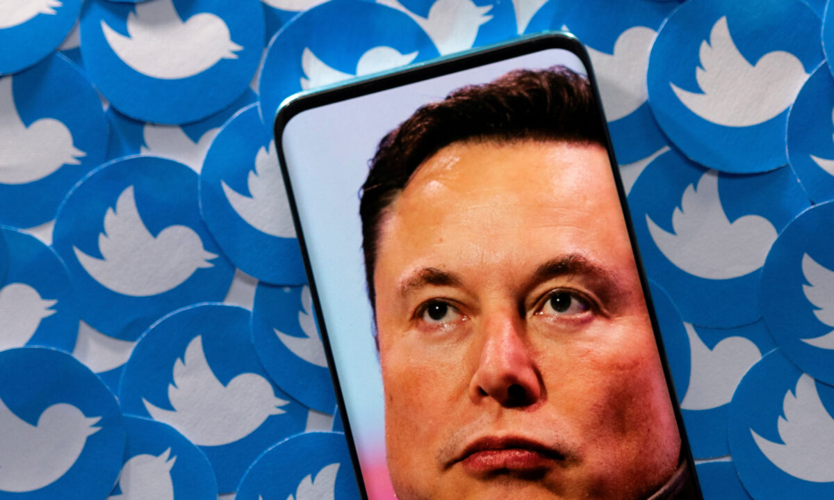 Hình ảnh ông Elon Musk trên một chiếc điện thoại thông minh được đặt trên các logo Twitter trong một bức hình minh họa hôm 28/04/2022. (Ảnh: Dado Ruvic/Reuters)