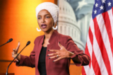 Dân biểu Ilhan Omar (Dân Chủ-Minnesota) nói chuyện trong một cuộc họp báo tại Capitol Hill ở Hoa Thịnh Đốn vào ngày 15/07/2019. (Ảnh: Holly Kellum/NTD)