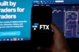 Một màn hình điện thoại thông minh hiển thị logo của FTX, ở Arlington, Virginia, hôm 10/02/2022. (Ảnh: Olivier Douliery/AFP/Getty Images)