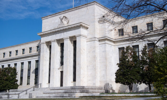 Fed chuẩn bị cho các đợt tăng lãi suất thấp hơn, thảo luận về rủi ro suy thoái kinh tế