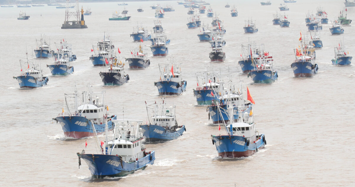 Thuyền đánh cá ra khơi đến Biển Hoa Đông từ một cảng ở Chu Sơn, tỉnh Chiết Giang của Trung Quốc, vào ngày 01/08/2021. (Ảnh: Chen Yongjian/VCG qua Getty Images)