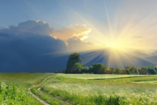 Phía trên những đám mây đen, mặt trời vẫn chiếu sáng rực rỡ