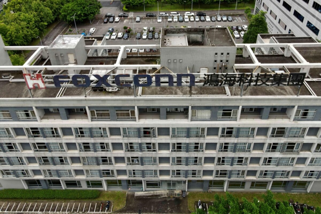 Logo Foxconn trên một tòa nhà ở quận Thổ Thành, thành phố Tân Đài Bắc, Đài Loan, hôm 06/05/2022. (Ảnh: Sam Yeh/AFP qua Getty Images)
