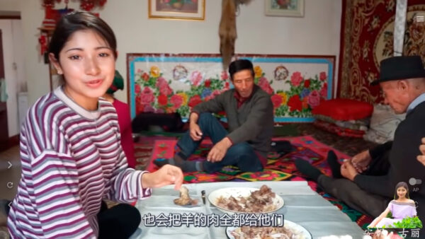 Cô Guli Abdushukur của kênh YouTube ‘An Ni Cổ Lệ’ (安妮古丽) giới thiệu một món ăn truyền thống của người Kazakhstan với người xem. (ASPI)