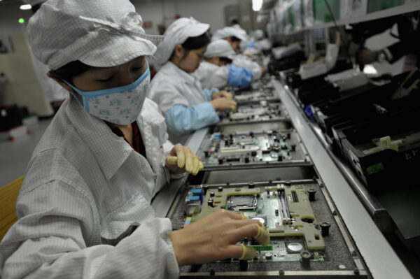 Công nhân Trung Quốc lắp ráp các linh kiện điện tử tại nhà máy của đại công ty công nghệ Đài Loan Foxconn ở Thâm Quyến, phía nam tỉnh Quảng Châu, hôm 26/05/2010. (Ảnh: AFP/AFP qua Getty Images)