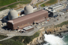 Quang cảnh nhìn từ trên không của Nhà máy Điện Hạt nhân Diablo Canyon nằm ở rìa Thái Bình Dương tại Avila Beach ở Quận San Luis Obispo, California, vào ngày 17/03/2011. (Ảnh: Mark Ralston/AFP qua Getty Images)