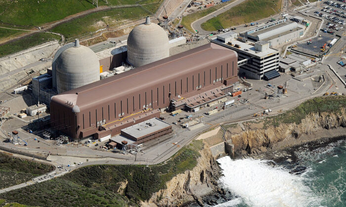 Quang cảnh nhìn từ trên không của Nhà máy Điện Hạt nhân Diablo Canyon nằm ở rìa Thái Bình Dương tại Avila Beach ở Quận San Luis Obispo, California, vào ngày 17/03/2011. (Ảnh: Mark Ralston/AFP qua Getty Images)