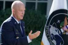 Đại tướng John “Jay” Raymond, Chỉ huy Tác chiến Không gian thuộc Lực lượng Không gian Hoa Kỳ đứng cạnh lá cờ của Bộ Tư lệnh Không gian Hoa Kỳ mới được thành lập, quân chủng vũ trang quốc gia thứ sáu, trong Vườn Hồng ở Tòa Bạch Ốc vào ngày 29/08/2019. (Ảnh: Chip Somodevilla/Getty Images)