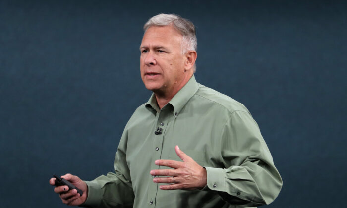 Ông Phil Schiller, Phó chủ tịch cao cấp phụ trách tiếp thị toàn cầu của Apple  nói về iPhone 11 Pro mới trong một sự kiện đặc biệt của Apple ở Cupertino, California, vào ngày 10/09/2019. (Ảnh: Justin Sullivan/Getty Images)