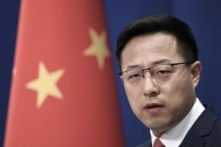 Phát ngôn viên Bộ Ngoại giao Trung Quốc Triệu Lập Kiên nói tại cuộc họp báo hàng ngày ở Bắc Kinh vào ngày 08/04/2020. (Ảnh: Greg Baker/AFP qua Getty Images)