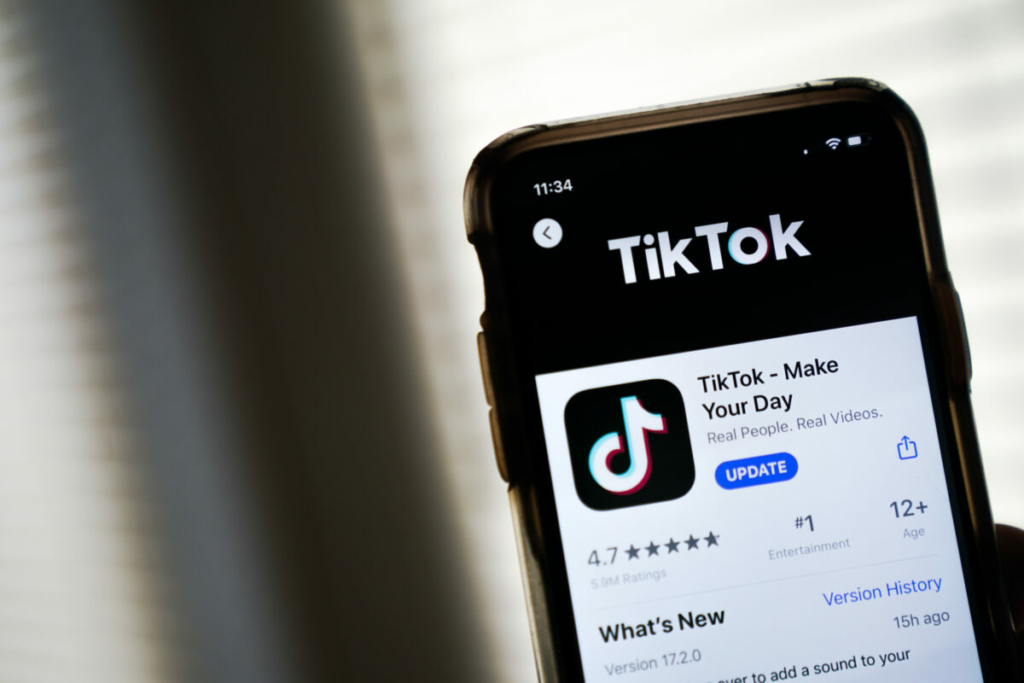 Trang tải xuống cho ứng dụng TikTok được hiển thị trên iPhone của Apple ở Hoa Thịnh Đốn hôm 07/08/2020. (Ảnh minh họa của Drew Angerer/Getty Images)