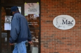 Một người đàn ông đi ngang qua cửa hàng “The Mac Shop” ở Wilmington, Delaware, hôm 21/10/2020. (Ảnh: Angela Weiss/AFP qua Getty Images)