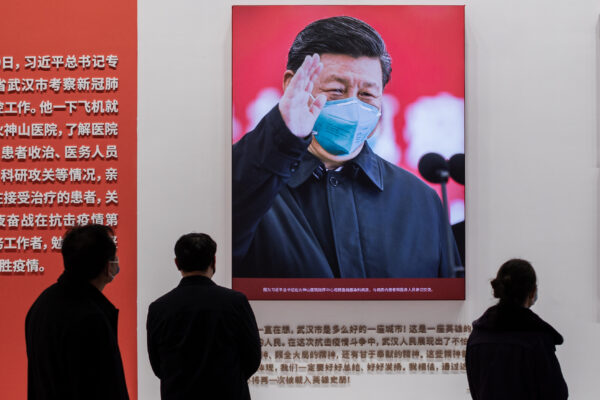 Một bức ảnh lãnh đạo Trung Quốc Tập Cận Bình đeo khẩu trang được trưng bày tại một trung tâm hội nghị trước đây được sử dụng làm bệnh viện tạm thời cho các bệnh nhân ở Vũ Hán, Trung Quốc, hôm 15/01/2021. (Ảnh: Nicolas Asfouri/AFP qua Getty Images)