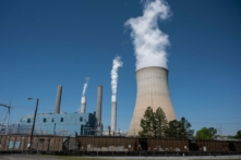 Hơi nước bốc lên từ Nhà máy điện than Miller ở Adamsville, Alabama, hôm 13/04/2021. (Ảnh: Andrew Caballero-Reynolds/AFP via Getty Images)
