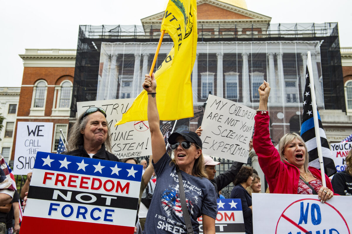 Những người biểu tình tập trung bên ngoài Tòa nhà Lập pháp tiểu bang Massachusetts để phản đối lệnh bắt buộc chích vaccine COVID-19 và đeo khẩu trang ở Boston hôm 17/09/2021. (Ảnh: Joseph Prezioso/AFP qua Getty Images)