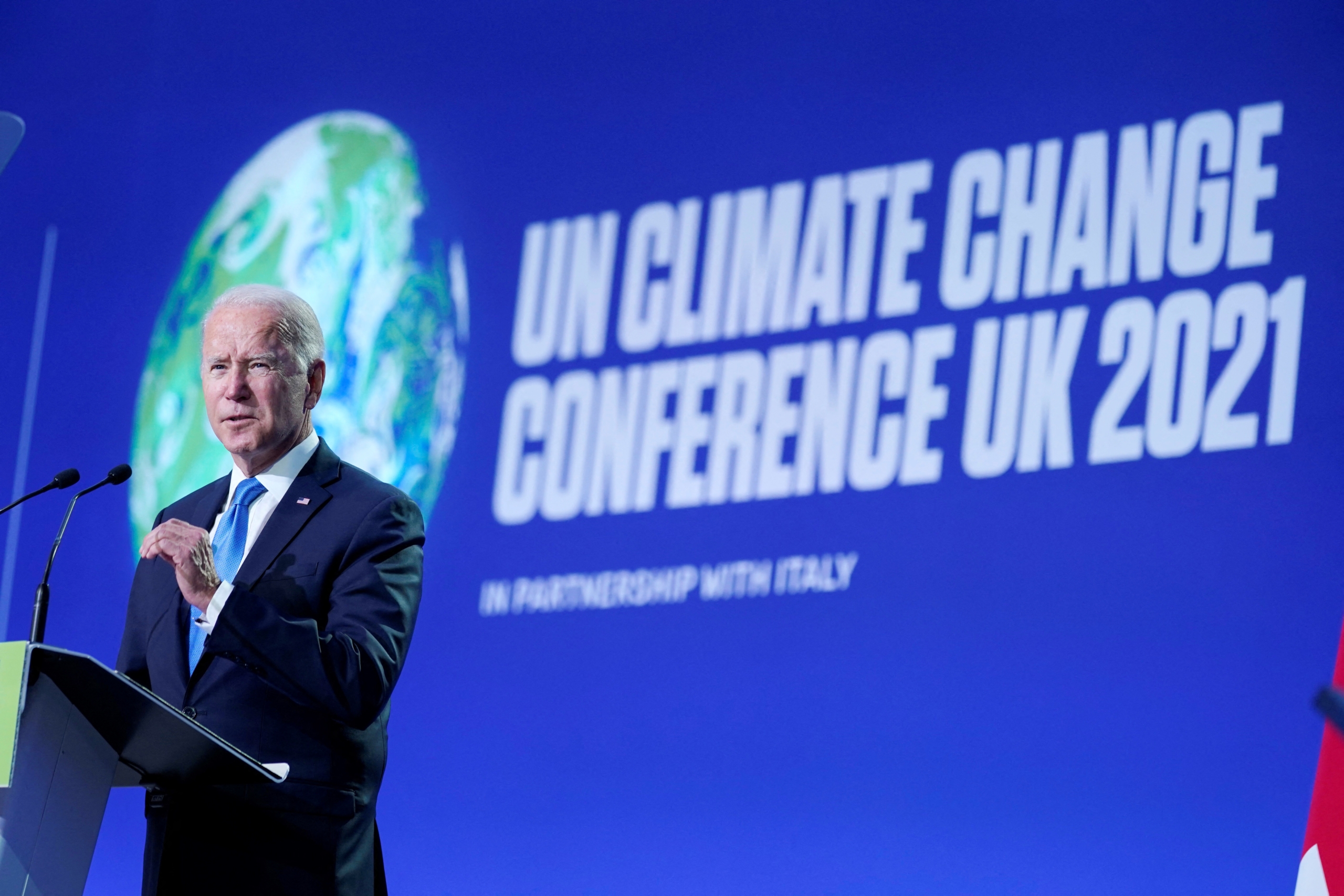 Tổng thống Hoa Kỳ Joe Biden diễn thuyết trên sân khấu trong một cuộc họp, trong khuôn khổ Hội nghị Cao cấp về Biến đổi Khí hậu của Các Nhà lãnh đạo Thế giới COP26 của Liên Hiệp Quốc tại Glasgow, Scotland, hôm 02/11/2021. (Ảnh: Evan Vucci/POOL/Getty Images)