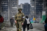 Một binh sĩ Nga đi tuần trên một con phố ở Mariupol, Ukraine, hôm 12/04/2022. (Ảnh: Alexander Nemenov/AFP qua Getty Images)
