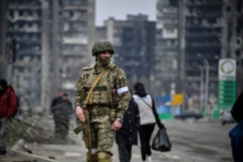 Một binh sĩ Nga đi tuần trên một con phố ở Mariupol, Ukraine, hôm 12/04/2022. (Ảnh: Alexander Nemenov/AFP qua Getty Images)