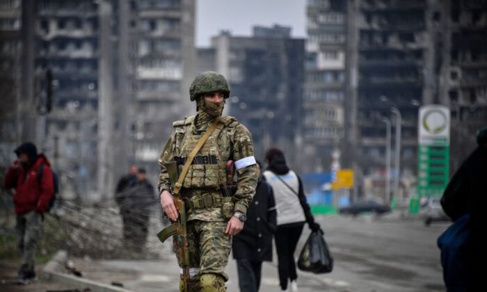 Một binh sĩ Nga đi tuần trên một con phố ở Mariupol, Ukraine, hôm 12/04/2022. (Ảnh: Alexander Nemenov/AFP qua Getty Images)