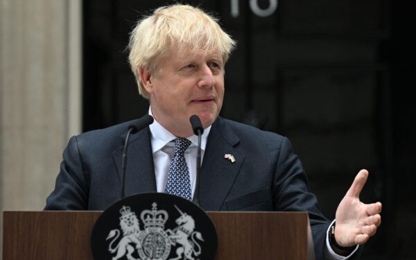 Thủ tướng Anh Boris Johnson nói trước toàn quốc khi ông tuyên bố từ chức ở bên ngoài số 10 Phố Downing hôm 07/07/2022. (Ảnh: Justin Tallis/AFP qua Getty Images)