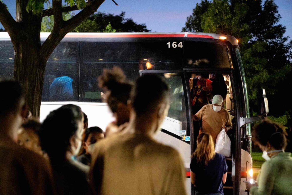 Thống đốc Texas gửi chuyến xe buýt đầu tiên chở người nhập cư bất hợp pháp đến Philadelphia
