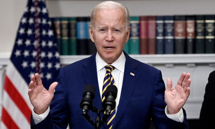 Tổng thống Joe Biden thông báo việc cứu trợ nợ cho sinh viên tại Phòng Roosevelt của Tòa Bạch Ốc hôm 24/08/2022. (Ảnh: Olivier Douliery/AFP/Getty Images)