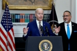 Tổng thống Joe Biden thông báo việc hỗ trợ khoản vay cho sinh viên với Bộ trưởng Giáo dục Miguel Cardona  (phải) tại Phòng Roosevelt của Tòa Bạch Ốc ở Hoa Thịnh Đốn hôm 24/08/2022. (Ảnh: Olivier Douliery/AFP/Getty Images)