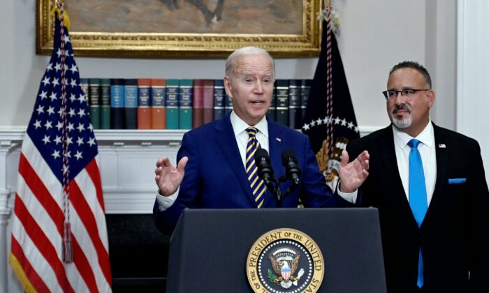 Tổng thống Joe Biden thông báo việc hỗ trợ khoản vay cho sinh viên với Bộ trưởng Giáo dục Miguel Cardona  (phải) tại Phòng Roosevelt của Tòa Bạch Ốc ở Hoa Thịnh Đốn hôm 24/08/2022. (Ảnh: Olivier Douliery/AFP/Getty Images)