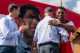 Ứng cử viên Thượng nghị sĩ thuộc Đảng Cộng Hòa Georgia Herschel Walker ôm Thượng nghị sĩ Rick Scott (Cộng Hòa-Florida) trước khi diễn thuyết tại một sự kiện vận động tranh cử ở Carrollton, Georgia, hôm 11/10/2022. (Ảnh: Elijah Nouvelage/Getty Images)