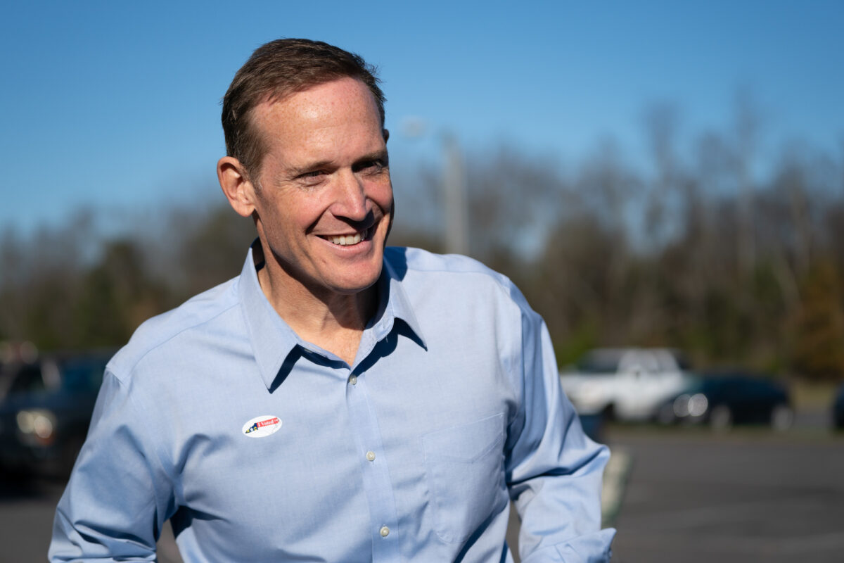 Dân biểu Đảng Cộng Hòa Ted Budd mỉm cười sau khi bỏ phiếu tại Nhà thờ Baptist Farmington ở Mocksville, North Carolina, hôm 08/11/2022. (Ảnh: Sean Rayford/Getty Images)