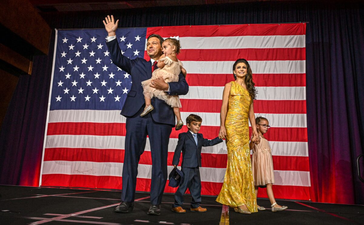 Thống đốc bang Florida Ron DeSantis cùng với phu nhân Casey DeSantis và các con Madison, Mason và Mamie, vẫy tay chào đám đông trong một bữa tiệc theo dõi đêm bầu cử tại Trung tâm Hội nghị ở Tampa, Florida, hôm 08/11/2022. (Ảnh: Giorgio Viera/Getty Hình ảnh)