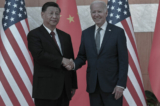 Tổng thống Joe Biden và lãnh đạo Trung Quốc Tập Cận Bình bắt tay khi họ gặp nhau bên lề hội nghị thượng đỉnh G20 ở Nusa Dua trên đảo nghỉ dưỡng Bali của Indonesia hôm 14/11/2022. (Ảnh: Saul Loeb/AFP qua Getty Images)