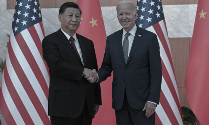 Tổng thống Joe Biden và lãnh đạo Trung Quốc Tập Cận Bình bắt tay khi họ gặp nhau bên lề hội nghị thượng đỉnh G20 ở Nusa Dua trên đảo nghỉ dưỡng Bali của Indonesia hôm 14/11/2022. (Ảnh: Saul Loeb/AFP qua Getty Images)