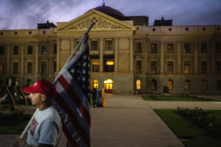 Một người biểu tình bên ngoài Tòa Thị chính Tiểu bang Arizona ở Phoenix, Arizona, hôm 15/11/2022. (Ảnh: Jon Cherry/Getty Images)