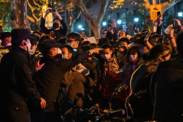 Cảnh sát và người dân trong các cuộc đụng độ ở Thượng Hải hôm 27/11/2022. (Ảnh: Hector Retamal/AFP via Getty Images)