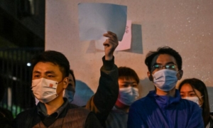 Tờ giấy trắng trở thành biểu tượng của sự phản kháng trong các cuộc biểu tình ở Trung Quốc