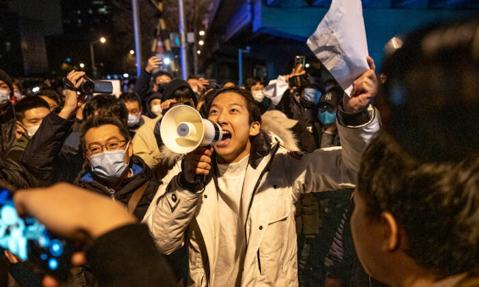 Một người biểu tình cầm một tờ giấy trắng và hô khẩu hiệu trong một cuộc biểu tình ở Bắc Kinh, Trung Quốc, hôm 28/11/2022. (Ảnh: Bloomberg)