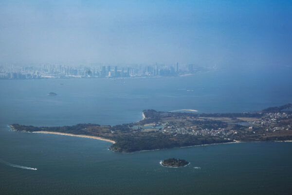 Quang cảnh Biển Đông giữa thành phố Hạ Môn của Trung Quốc nằm ở phía xa, và quần đảo của Huyện Kim Môn (nằm ở phía trước), Đài Loan, hôm 02/02/2021. (An Rong Xu/Getty Images)
