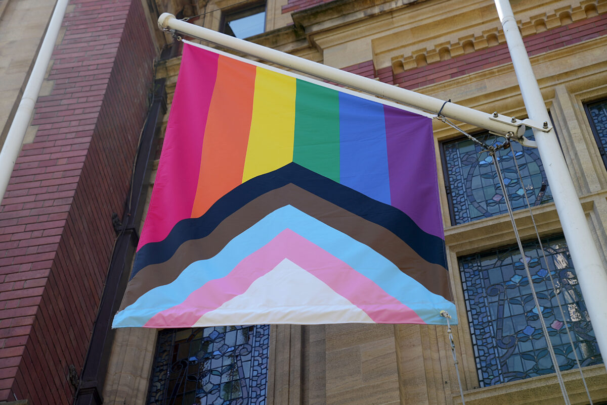 Toàn cảnh lá cờ LGBT bên ngoài Hiệu sách RICS London trong Tháng Tự Hào ở Anh quốc năm 2021 tại London, hôm 01/06/2021. (Ảnh: Edward Smith/Getty Images)